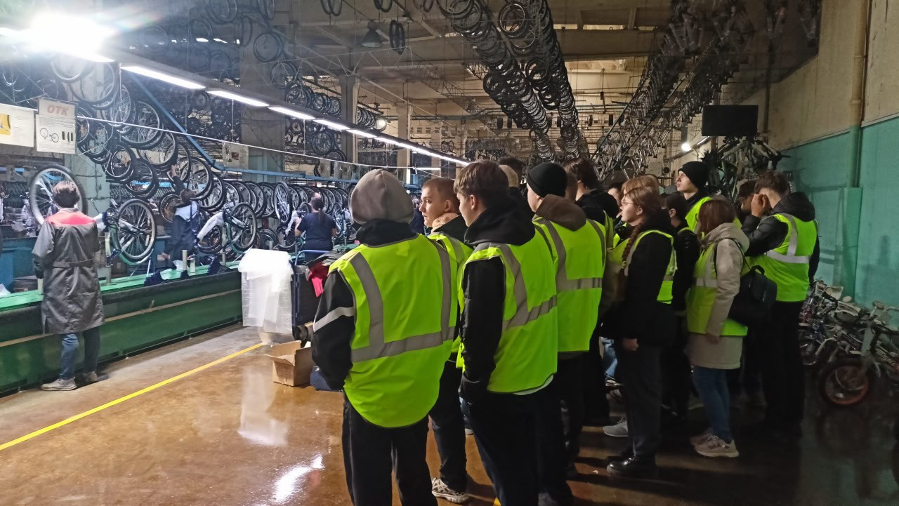 В целях профориентационной работы,13 ноября 2025 года центром занятости Жуковского района организован и проведен профориентационный тур для 20 учащихся 9-ых -11-ых классов МБОУ Ржаницкая СОШ и МБОУ Троснянская СОШ... В целях профориентационной работы,13 ноября 2025 года центром занятости Жуковского района организован и проведен профориентационный тур для 20 учащихся 9-ых -11-ых классов МБОУ Ржаницкая СОШ и МБОУ Троснянская СОШ...