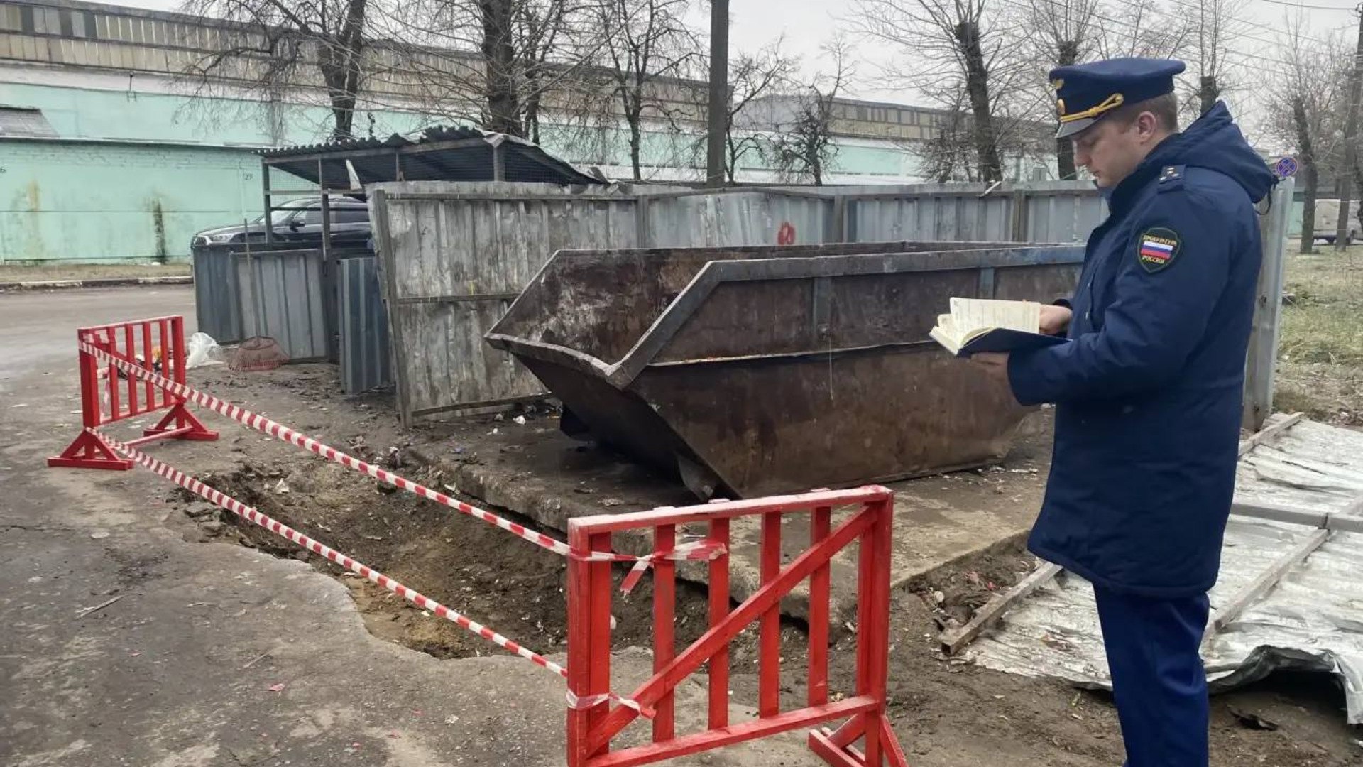 Прокуратура Фокинского района проводит проверку по факту провала на дороге