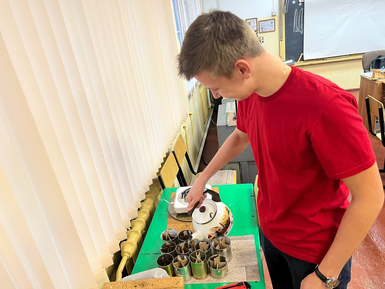 Волонтеры ресурсного центра по развитию добровольческого движения и общественных инициатив Дятьковского района продолжают изготавливать окопные свечи для военнослужащих СВО Волонтеры ресурсного центра по развитию добровольческого движения и общественных инициатив Дятьковского района продолжают изготавливать окопные свечи для военнослужащих СВО