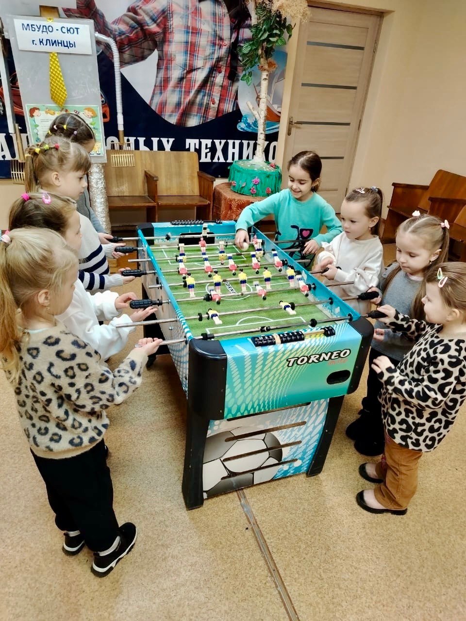 Настольный футбол – это игра, которую знают в любой стране нашей планеты, она не требует определенных знаний, спортивной подготовки или специального оборудования Настольный футбол – это игра, которую знают в любой стране нашей планеты, она не требует определенных знаний, спортивной подготовки или специального оборудования