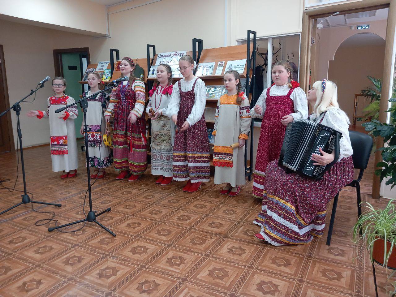 19 ноября, в преддверии Дня Матери, в Стародубской центральной библиотеки состоялся "Круглый стол" с родственниками участников СВО 19 ноября, в преддверии Дня Матери, в Стародубской центральной библиотеки состоялся "Круглый стол" с родственниками участников СВО