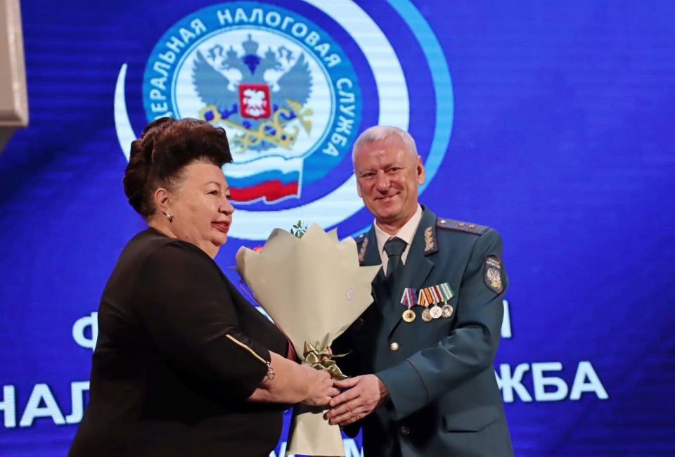 Высокая честь получить из рук руководителя Управления ФНС России по Брянской области Андрея Александровича Маркелова Почетную грамоту, подписанную руководителем Федеральной налоговой службы Даниилом Вячеславовичем Егоровым