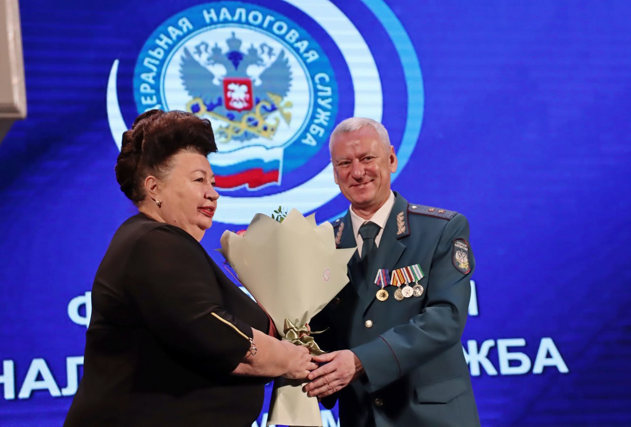 Высокая честь получить из рук руководителя Управления ФНС России по Брянской области Андрея Александровича Маркелова Почетную грамоту, подписанную руководителем Федеральной налоговой службы Даниилом Вячеславовичем Егоровым