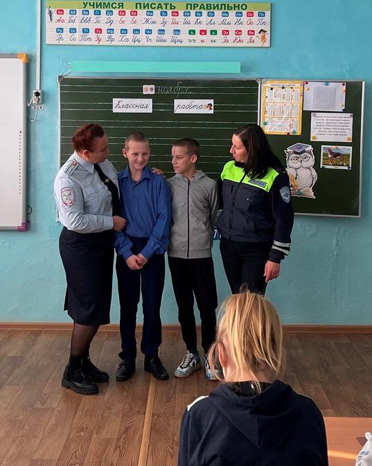 Сотрудники ЛОП на станции Унеча провели мероприятие, посвящённое Всемирному Дню ребенка Сотрудники ЛОП на станции Унеча провели мероприятие, посвящённое Всемирному Дню ребенка