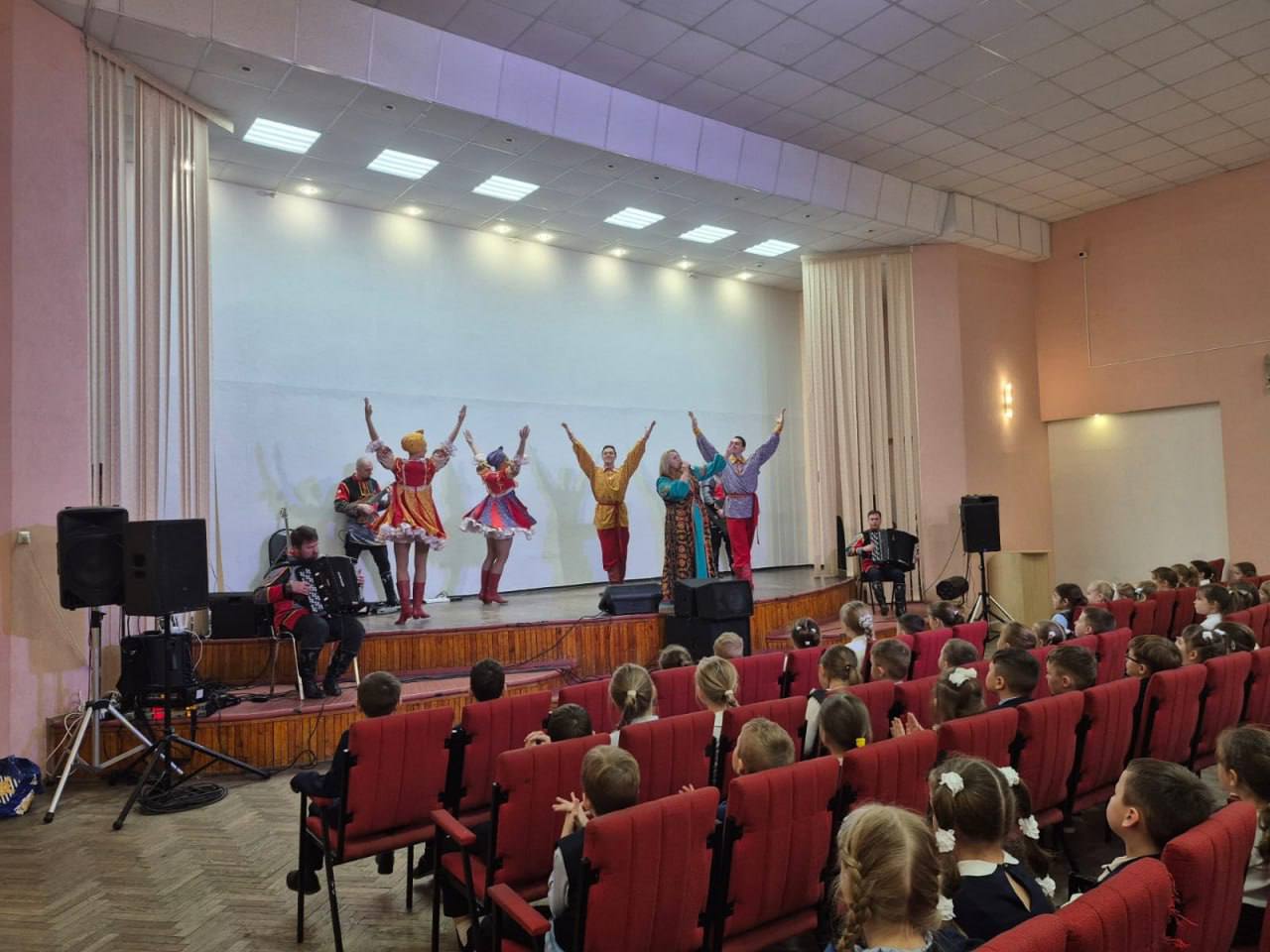 Брянская областная филармония продолжает серию концертов для детей в рамках урока музыки из цикла «Гармония» Брянская областная филармония продолжает серию концертов для детей в рамках урока музыки из цикла «Гармония»