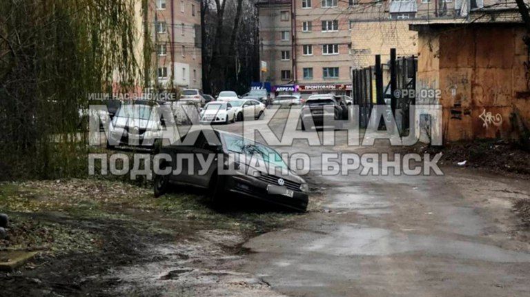 В Брянске на «Полтиннике» легковушка провалилась в дыру