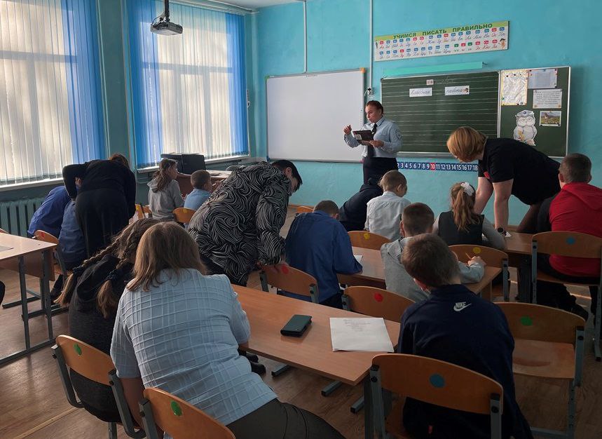 Сотрудники ЛОП на станции Унеча провели мероприятие, посвящённое Всемирному Дню ребенка Сотрудники ЛОП на станции Унеча провели мероприятие, посвящённое Всемирному Дню ребенка