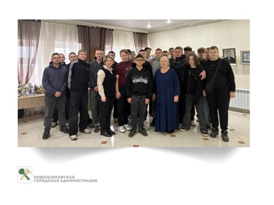ПАЛИТРА НОВОЗЫБКОВА. 19 ноября выставку изобразительного искусства «Палитра Новозыбкова» посетили студенты первого и второго курса новозыбковского филиала Брянского государственного аграрного университета» (НСХТ)