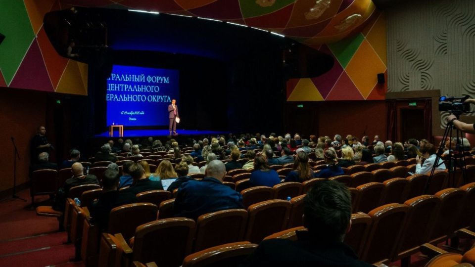 Брянск собрал театральные коллективы России и Беларуси на "Славянских театральных встречах"