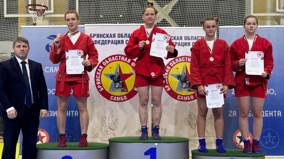 Брянские самбисты завоевали четыре медали на Первенстве ЦФО