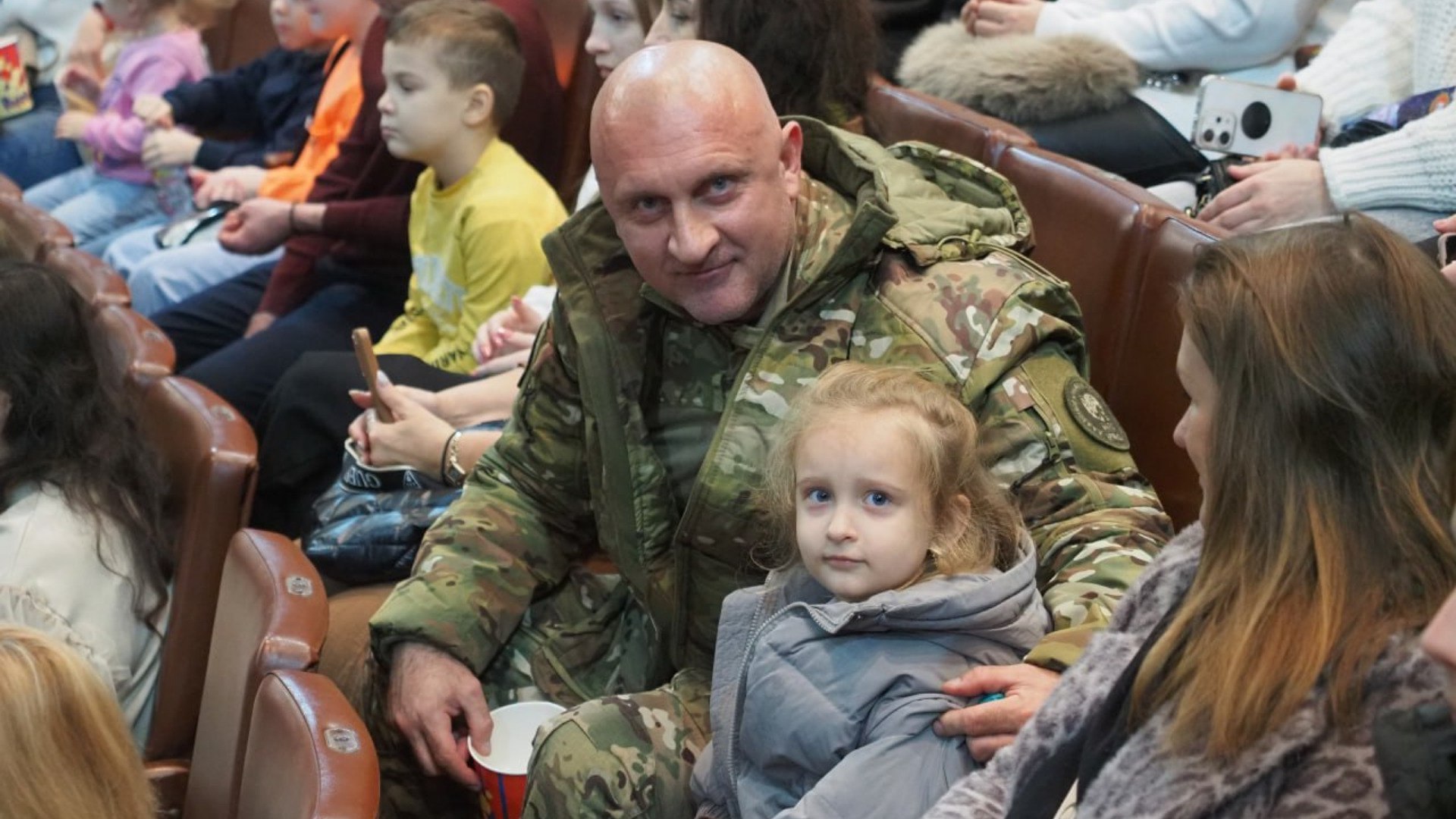 Брянский цирк устроил представление для детей добровольцев "БАРС"