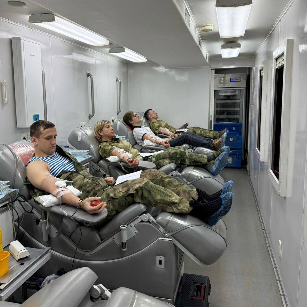 Служба в крови. Полицейские из Брянска приняли участие в выездном Дне донора Более 10 лет сотрудники Управления МВД России по городу Брянску регулярно участвуют в выездных Днях донора Служба в крови. Полицейские из Брянска приняли участие в выездном Дне донора Более 10 лет сотрудники Управления МВД России по городу Брянску регулярно участвуют в выездных Днях донора