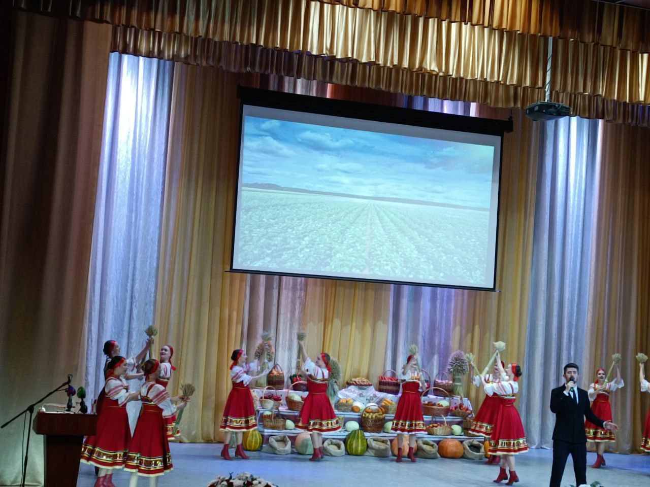 Сегодня глава администрации района Л.И. Максименко в составе делегации района присутствовала на мероприятии в честь работников сельского хозяйства Сегодня глава администрации района Л.И. Максименко в составе делегации района присутствовала на мероприятии в честь работников сельского хозяйства