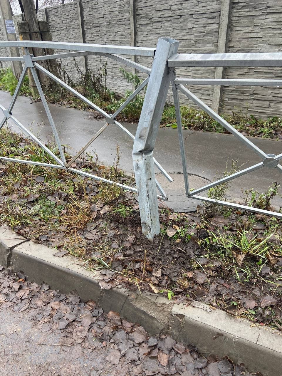 Ищем свидетелей!. Уважаемые жители и гости города Фокино! На повороте дороги Фокино-Пупково произошло повреждение ограждения Ищем свидетелей!. Уважаемые жители и гости города Фокино! На повороте дороги Фокино-Пупково произошло повреждение ограждения