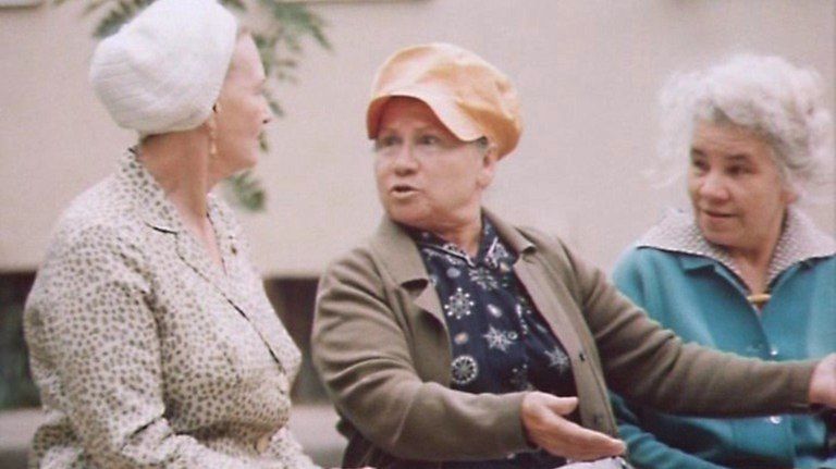 В Навле пьяный мужчина настучал по голове пенсионерке на скамейке у подъезда