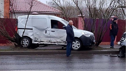 На улице Фокина в Брянске внедорожник протаранил микрофургон