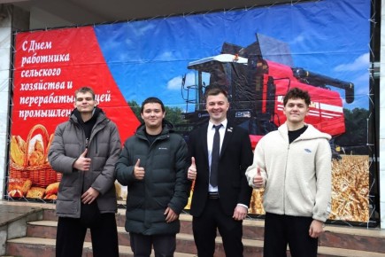 Мы продолжаем делиться с вами яркими фотографиями участников и гостей нашей выставки!