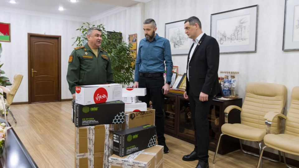 Брянские депутаты оказали гуманитарную помощь военным комиссариатам ЛНР