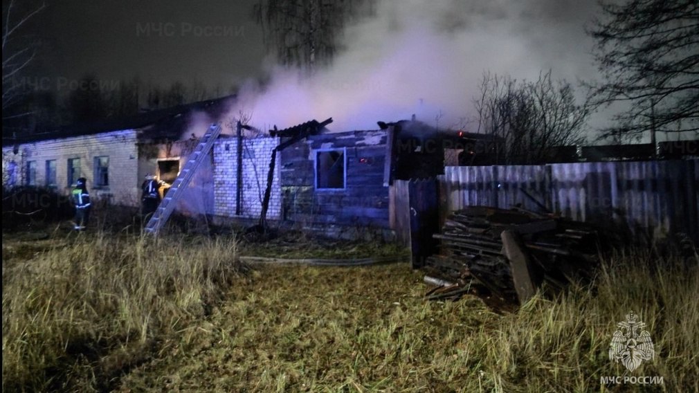 В Фокинском районе Брянска вспыхнул пожар в частном доме