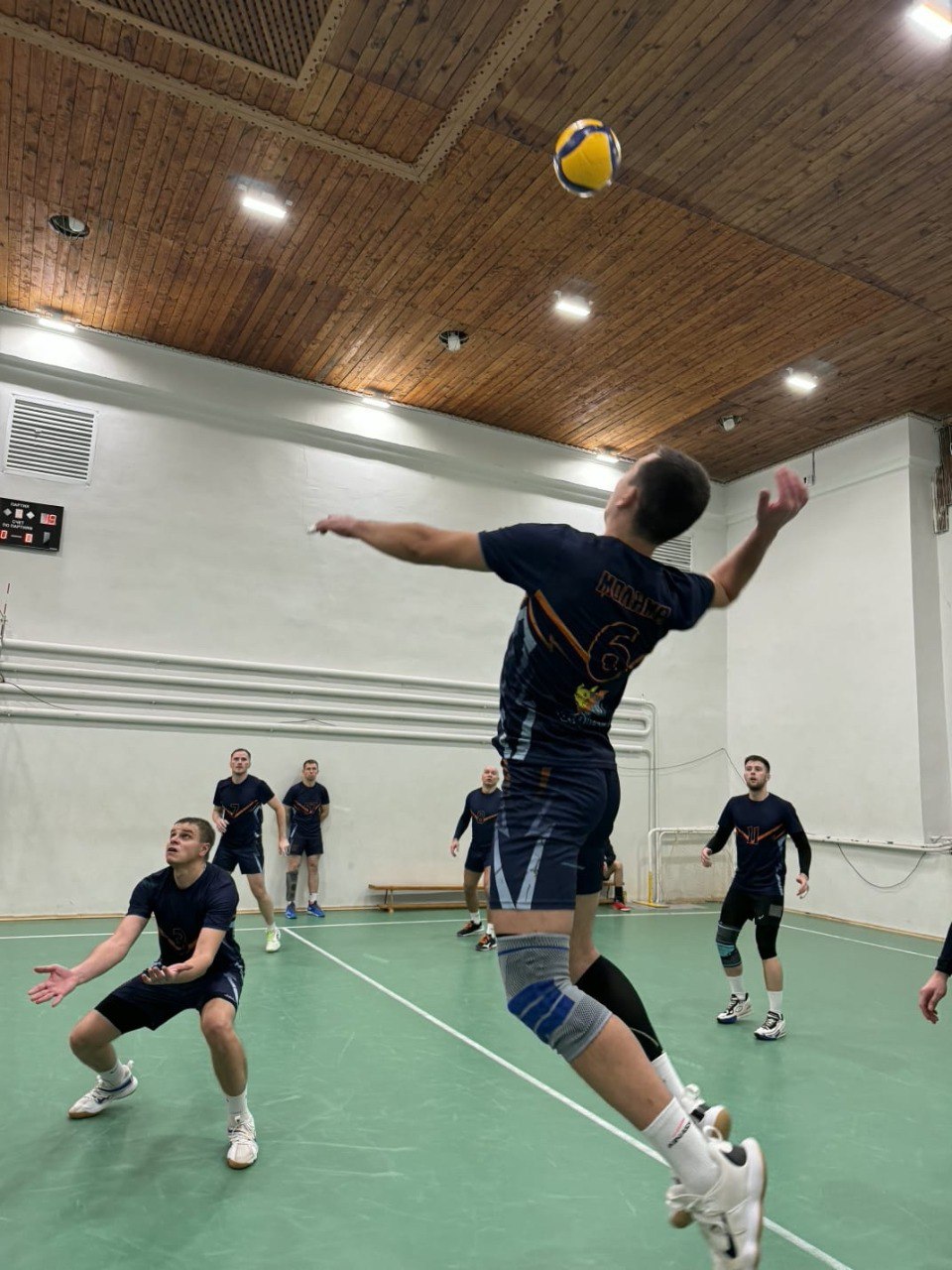 В поселке Клетня соревнования по волейболу посвятили памяти тренера Виктора Солупаева В поселке Клетня соревнования по волейболу посвятили памяти тренера Виктора Солупаева