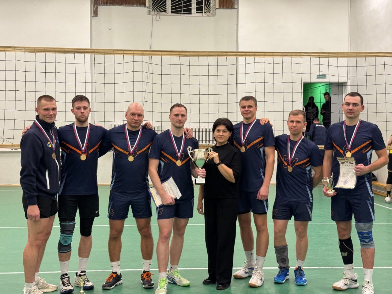 В поселке Клетня соревнования по волейболу посвятили памяти тренера Виктора Солупаева В поселке Клетня соревнования по волейболу посвятили памяти тренера Виктора Солупаева