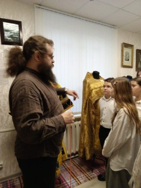 24 ноября для семиклассников СОШ №2 сотрудниками детской библиотеки была организована увлекательная экскурсия в Музей русской культуры и старообрядчества имени Михаила Овчинникова