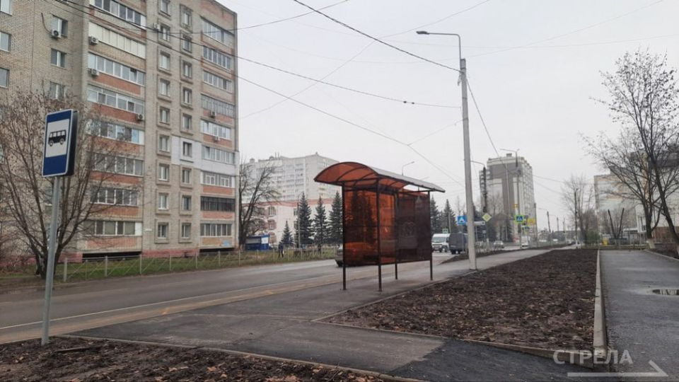 В Брянске по улице Менжинского специалистами ведется установка остановочных павильонов