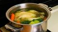 Мутный бульон снова станет прозрачным и не будет горчить: вот как убрать осевшую пену