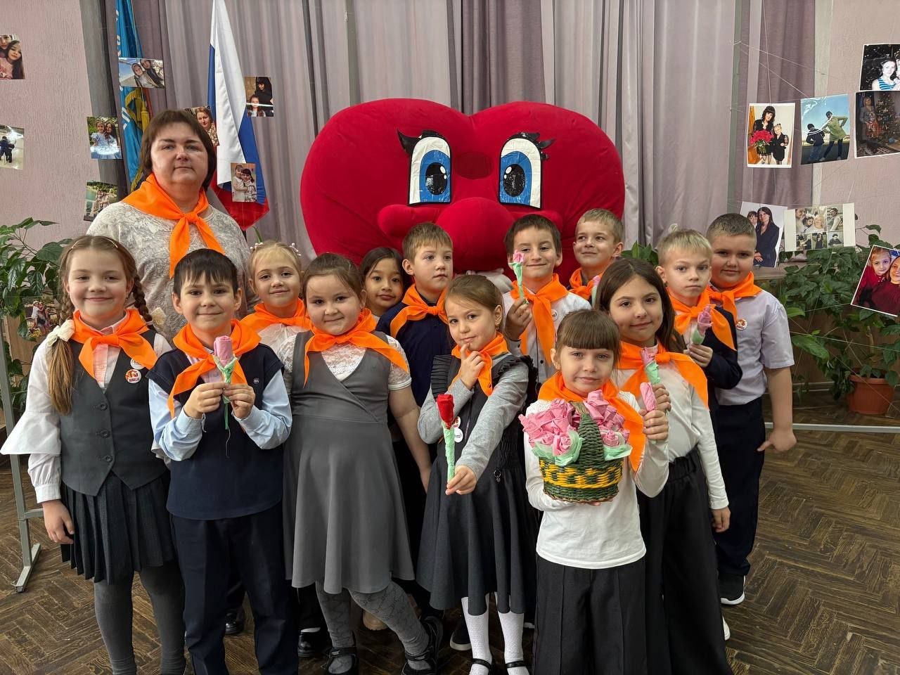 Сегодня юные жители волшебной школьной страны МБОУ-СОШ №2 им. А.И. Герцена с трепетом готовились поздравлять своих родных с Днем матери и мастерили для них памятные подарки Сегодня юные жители волшебной школьной страны МБОУ-СОШ №2 им. А.И. Герцена с трепетом готовились поздравлять своих родных с Днем матери и мастерили для них памятные подарки