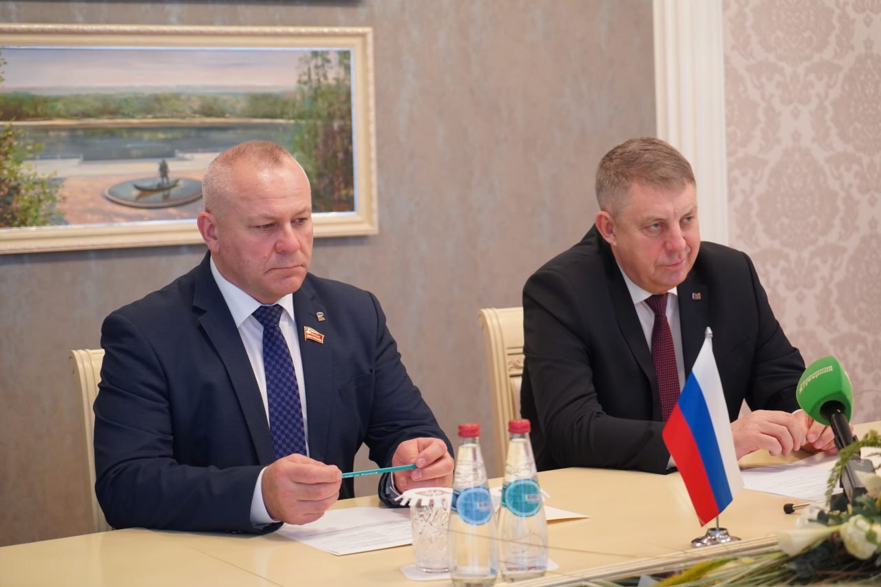 В Гомеле состоялась рабочая встреча губернатора Александра Богомаза и председателя Гомельского облисполкома Ивана Крупко В Гомеле состоялась рабочая встреча губернатора Александра Богомаза и председателя Гомельского облисполкома Ивана Крупко