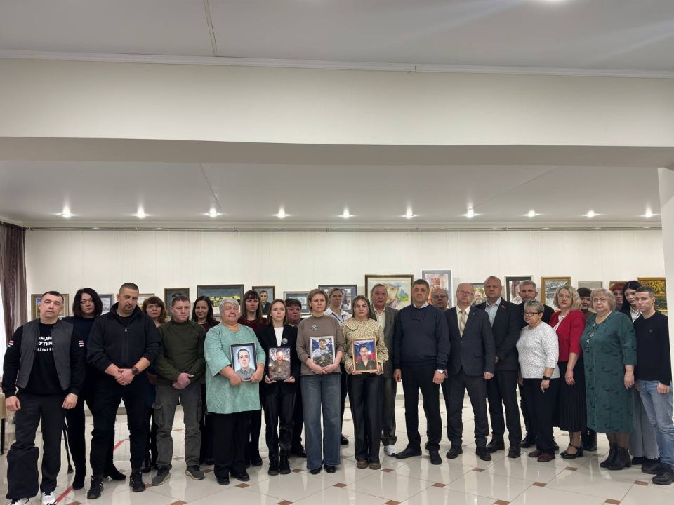 23 ноября 2025 года по инициативе ГКУ «ЦЗН города Новозыбков» в центральной библиотеке в торжественной обстановке открыл свою работу клуб для участников специальной военной операции и членов их семей «С заботой о СВОих»