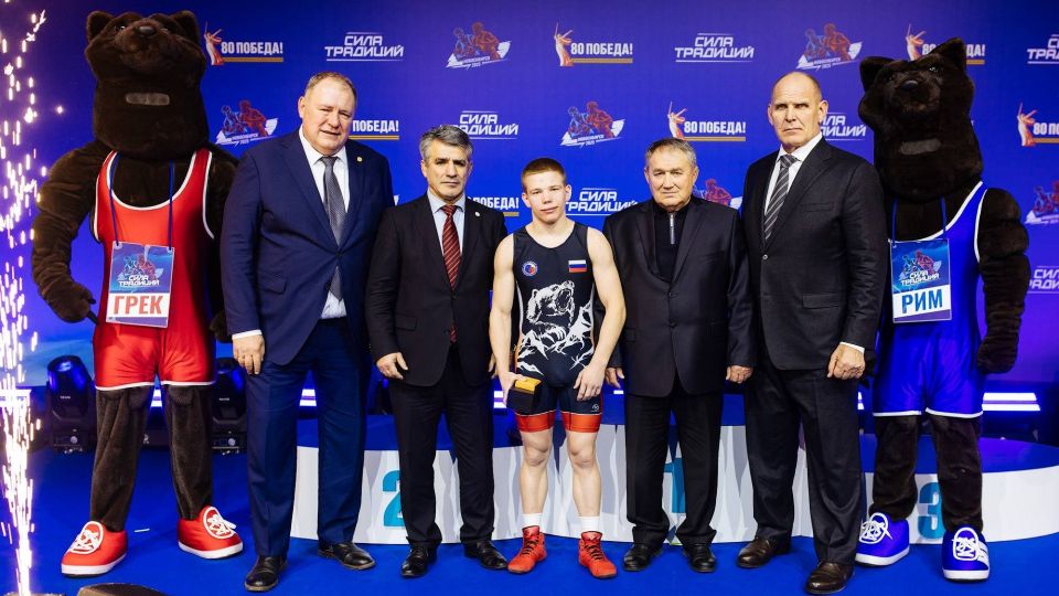 Брянский борец Алексей Базулин получил "Золотой свисток" на Международном турнире