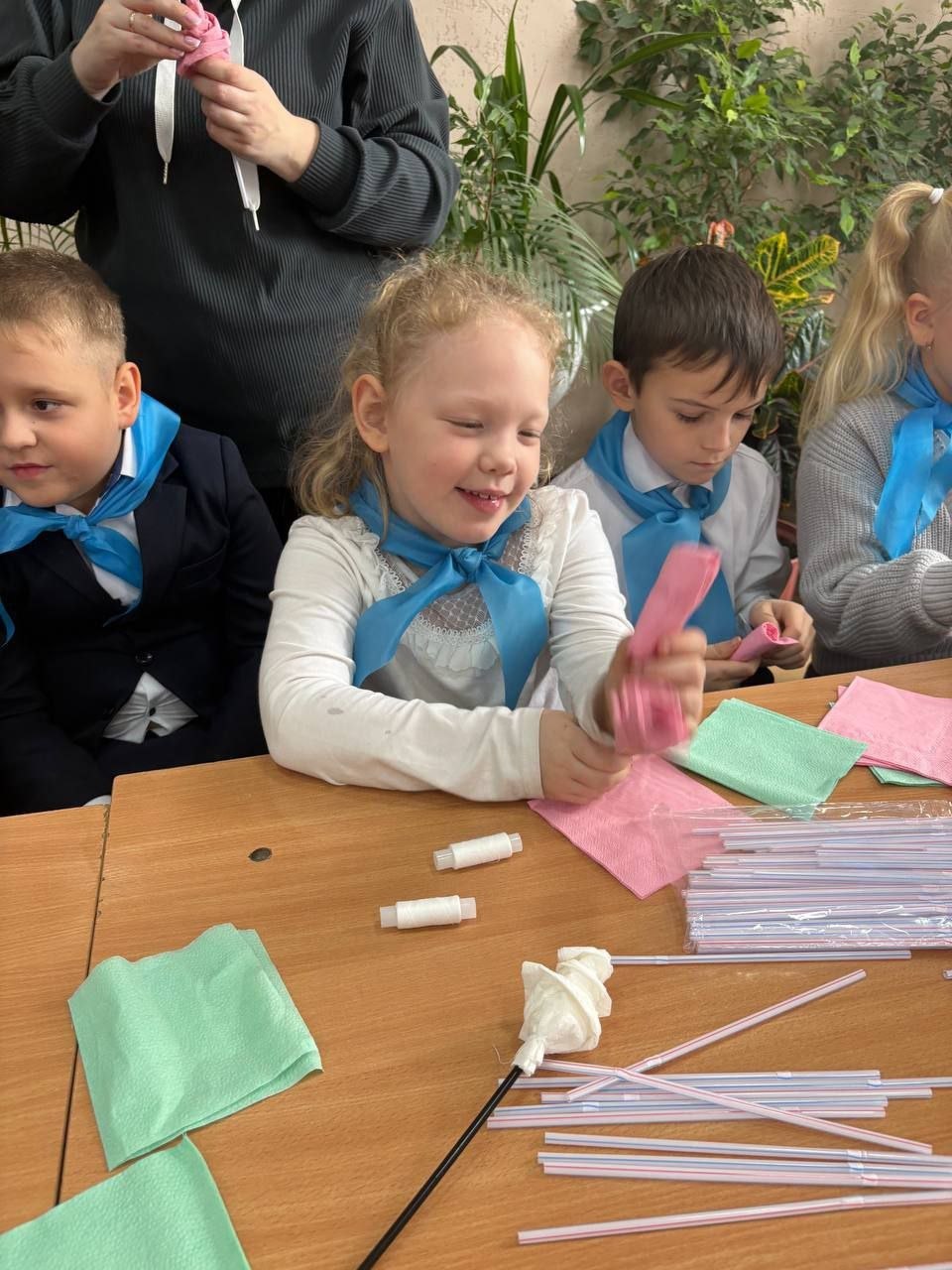 Сегодня юные жители волшебной школьной страны МБОУ-СОШ №2 им. А.И. Герцена с трепетом готовились поздравлять своих родных с Днем матери и мастерили для них памятные подарки Сегодня юные жители волшебной школьной страны МБОУ-СОШ №2 им. А.И. Герцена с трепетом готовились поздравлять своих родных с Днем матери и мастерили для них памятные подарки