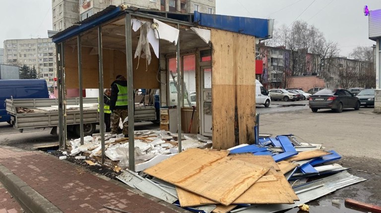 В Советском районе Брянска снесли два незаконных киоска