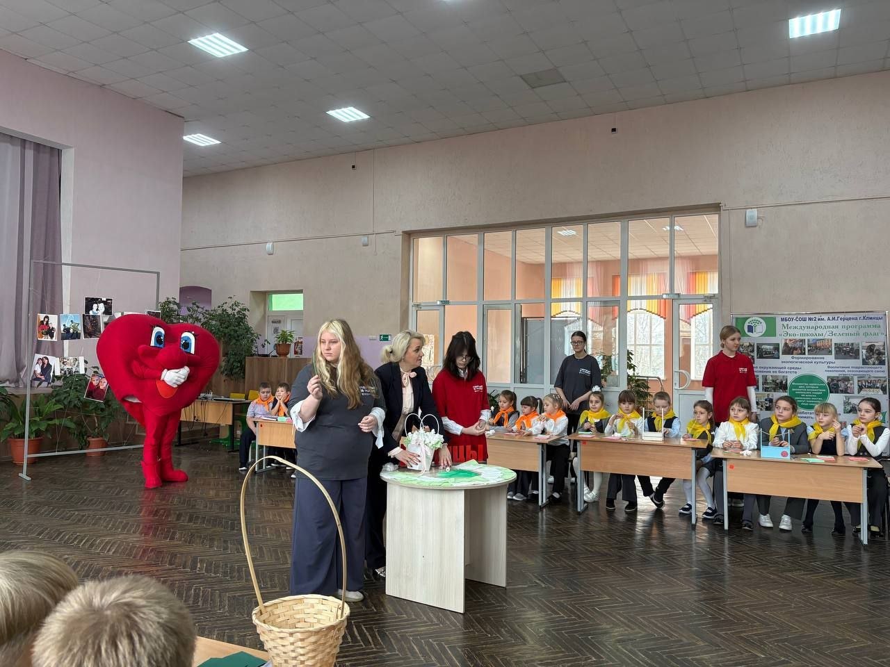 Сегодня юные жители волшебной школьной страны МБОУ-СОШ №2 им. А.И. Герцена с трепетом готовились поздравлять своих родных с Днем матери и мастерили для них памятные подарки Сегодня юные жители волшебной школьной страны МБОУ-СОШ №2 им. А.И. Герцена с трепетом готовились поздравлять своих родных с Днем матери и мастерили для них памятные подарки