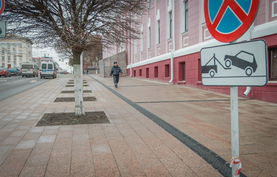 Тротуар у медицинского университета уложили южно-султаевским гранитом