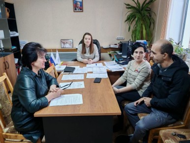 В преддверии Международного дня инвалидов в центре занятости населения Комаричского района состоялось мероприятие "Сильные духом" с участником СВО имеющим инвалидность