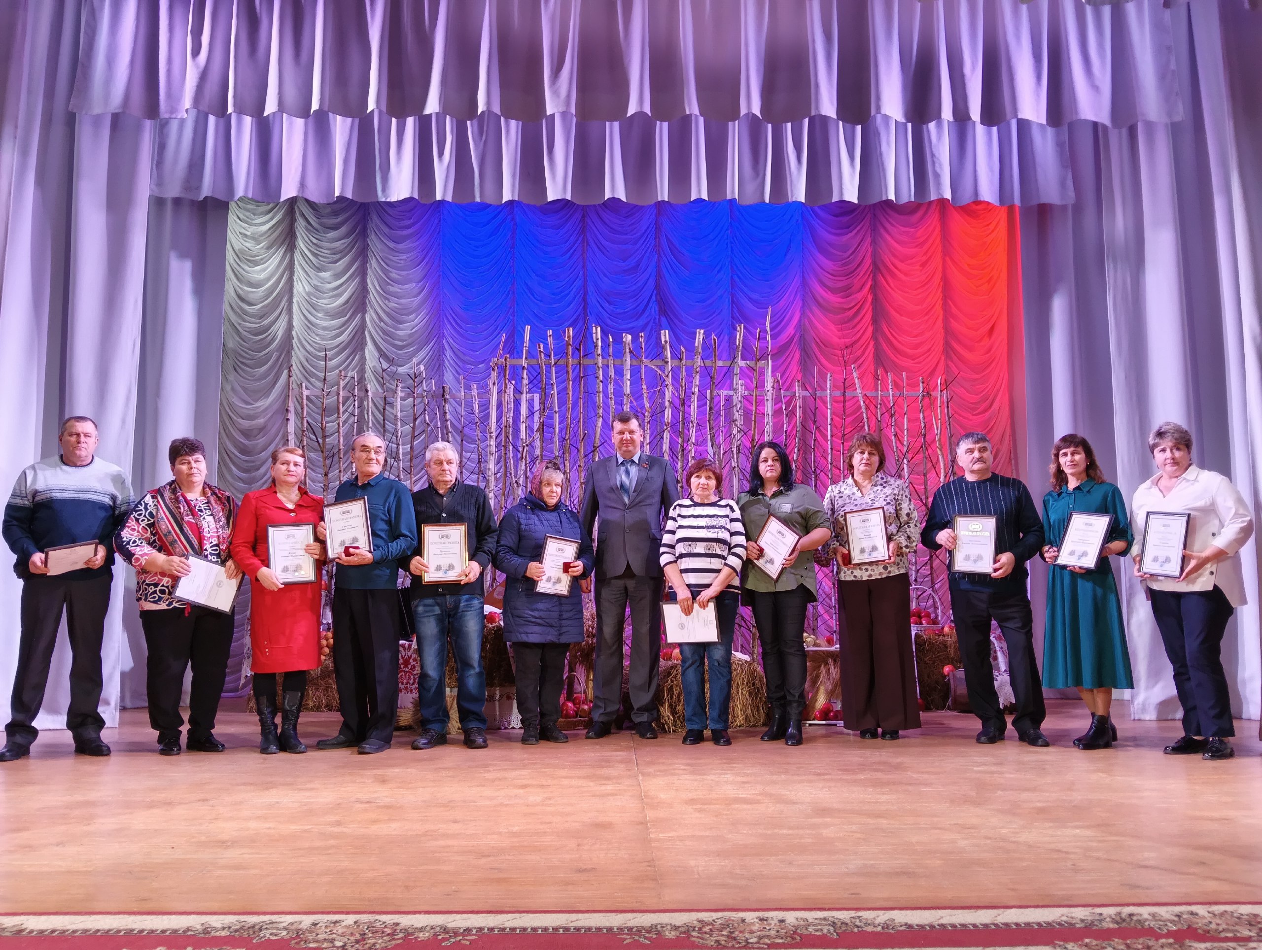 27 ноября в Погарском районном Доме культуры состоялось торжественное мероприятие по подведению итогов сельскохозяйственного года и чествованию работников сельского хозяйства, добившихся наивысших результатов 27 ноября в Погарском районном Доме культуры состоялось торжественное мероприятие по подведению итогов сельскохозяйственного года и чествованию работников сельского хозяйства, добившихся наивысших результатов