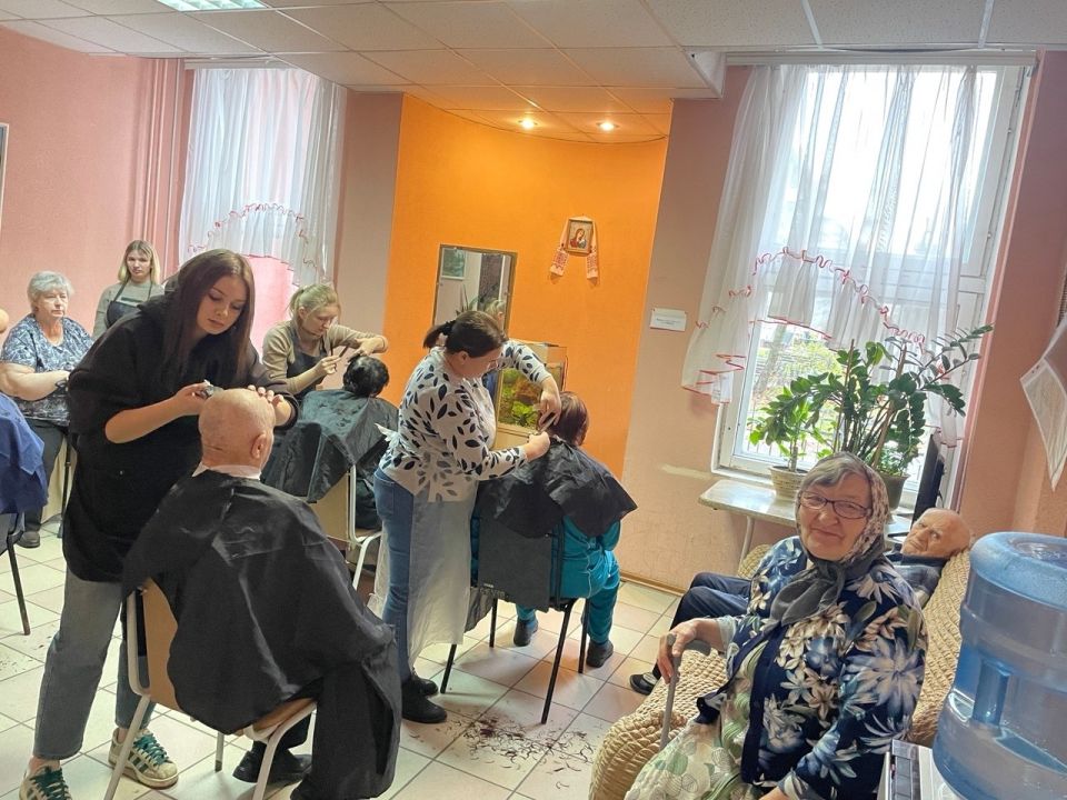 Студенты Брянского техникума профессиональных технологий и сферы услуг под руководством мастера Рыженковой И.А. организовали благотворительную акцию для получателей социальных услуг Сельцовского дома-интерната для...