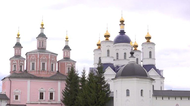 В Брянске мастера из разных городов восстанавливают фрески Успенского собора