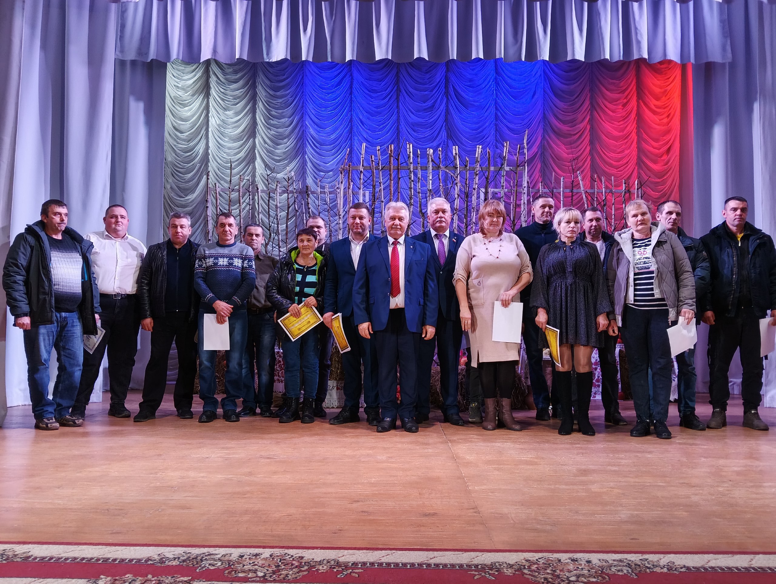 27 ноября в Погарском районном Доме культуры состоялось торжественное мероприятие по подведению итогов сельскохозяйственного года и чествованию работников сельского хозяйства, добившихся наивысших результатов 27 ноября в Погарском районном Доме культуры состоялось торжественное мероприятие по подведению итогов сельскохозяйственного года и чествованию работников сельского хозяйства, добившихся наивысших результатов