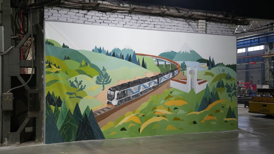 Красочное панно в виде тепловоза 3ТЭ328 в работе украсило тележечный цех БМЗ