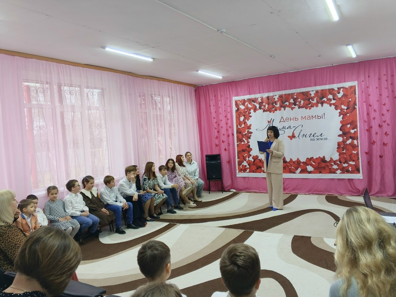 В «Центре социальной помощи семье и детям Дятьковского района» прошла концертно-игровая программа «Тепло сердец для милых мам» В «Центре социальной помощи семье и детям Дятьковского района» прошла концертно-игровая программа «Тепло сердец для милых мам»