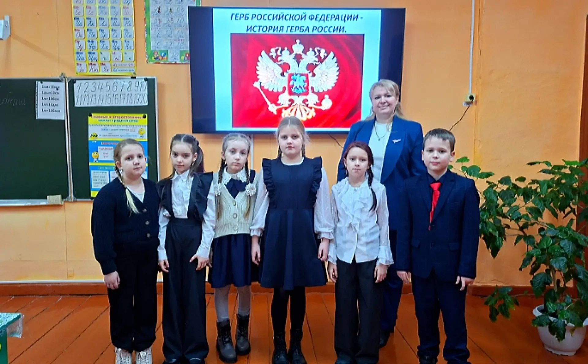 Ко Дню Герба Российской Федерации для ребят школ нашего района, было организовано замечательное интерактивное занятие под названием «Мозаика»