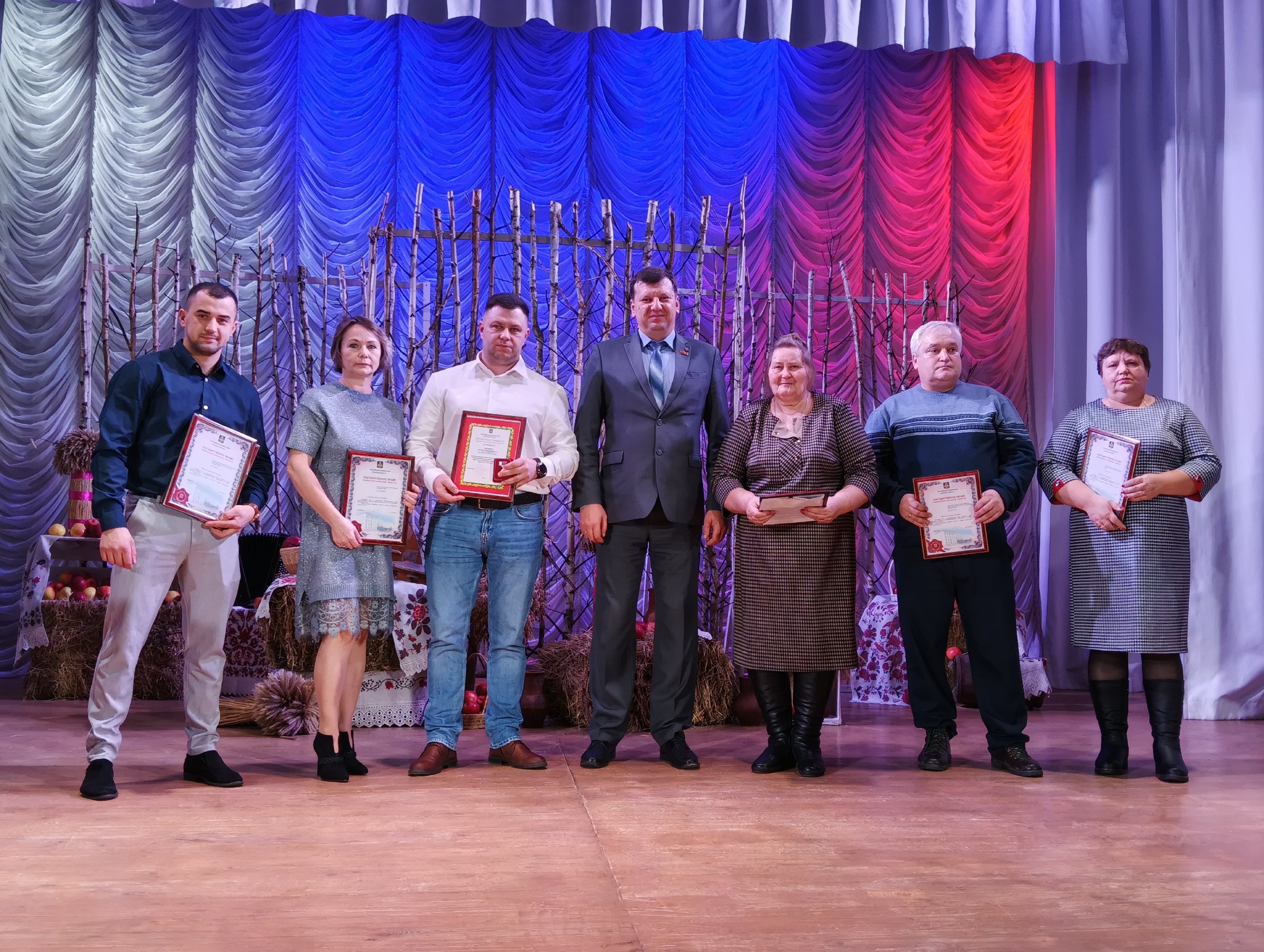 27 ноября в Погарском районном Доме культуры состоялось торжественное мероприятие по подведению итогов сельскохозяйственного года и чествованию работников сельского хозяйства, добившихся наивысших результатов 27 ноября в Погарском районном Доме культуры состоялось торжественное мероприятие по подведению итогов сельскохозяйственного года и чествованию работников сельского хозяйства, добившихся наивысших результатов