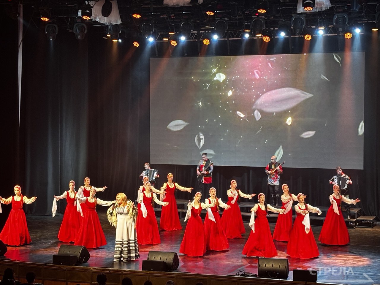 На концерте в честь Дня матери в Брянске Губернатор Александр Богомаз поздравил всех женщин, собравшихся в зале областной филармонии, с предстоящим праздником На концерте в честь Дня матери в Брянске Губернатор Александр Богомаз поздравил всех женщин, собравшихся в зале областной филармонии, с предстоящим праздником