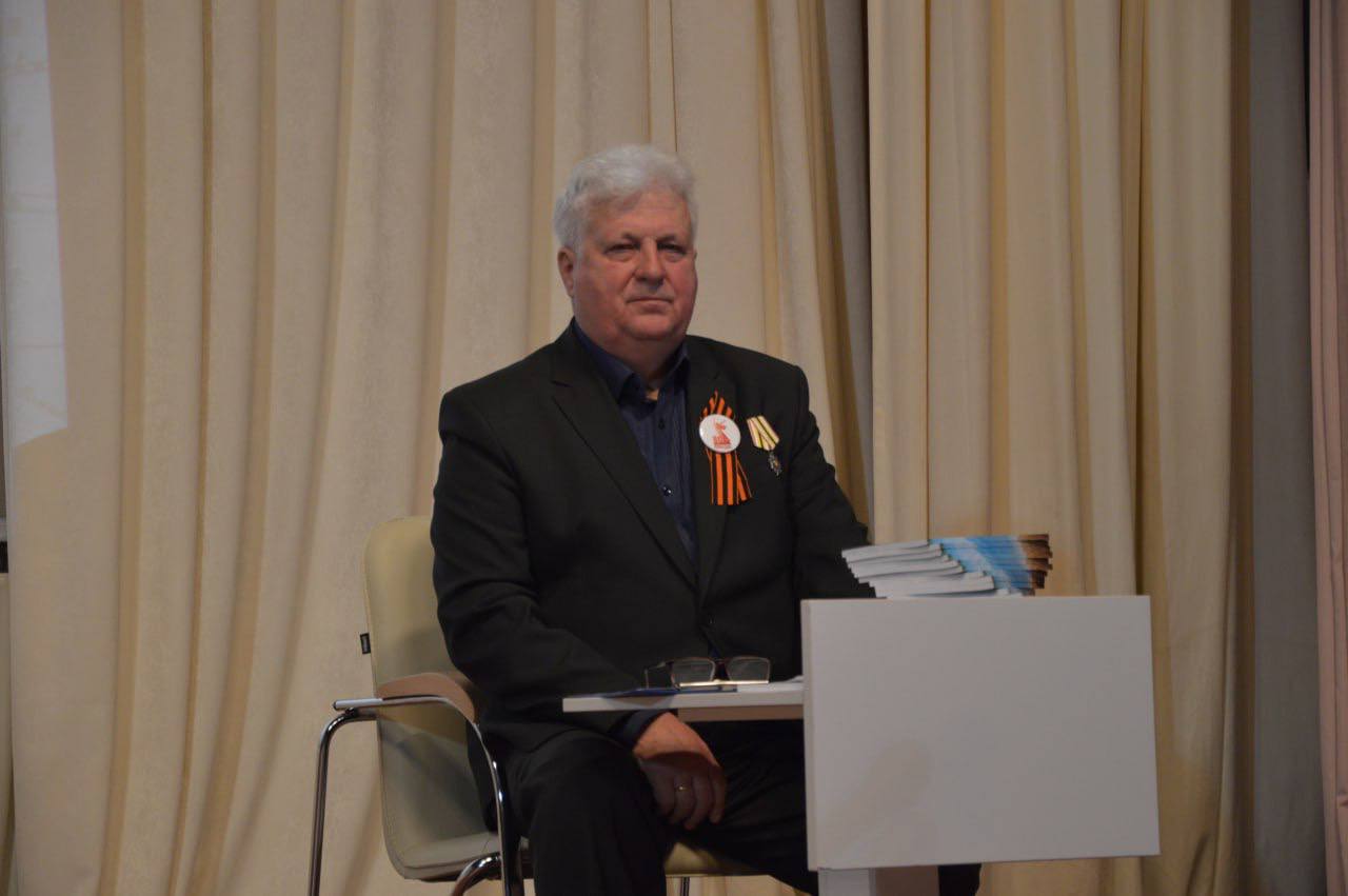 Сегодня, 27 ноября 2025 года, в районном Доме культуры состоялась торжественная презентация седьмого авторского сборника стихов и прозы нашего земляка – Владимира Дмитриевича Подоляко «Победоносцы» Сегодня, 27 ноября 2025 года, в районном Доме культуры состоялась торжественная презентация седьмого авторского сборника стихов и прозы нашего земляка – Владимира Дмитриевича Подоляко «Победоносцы»