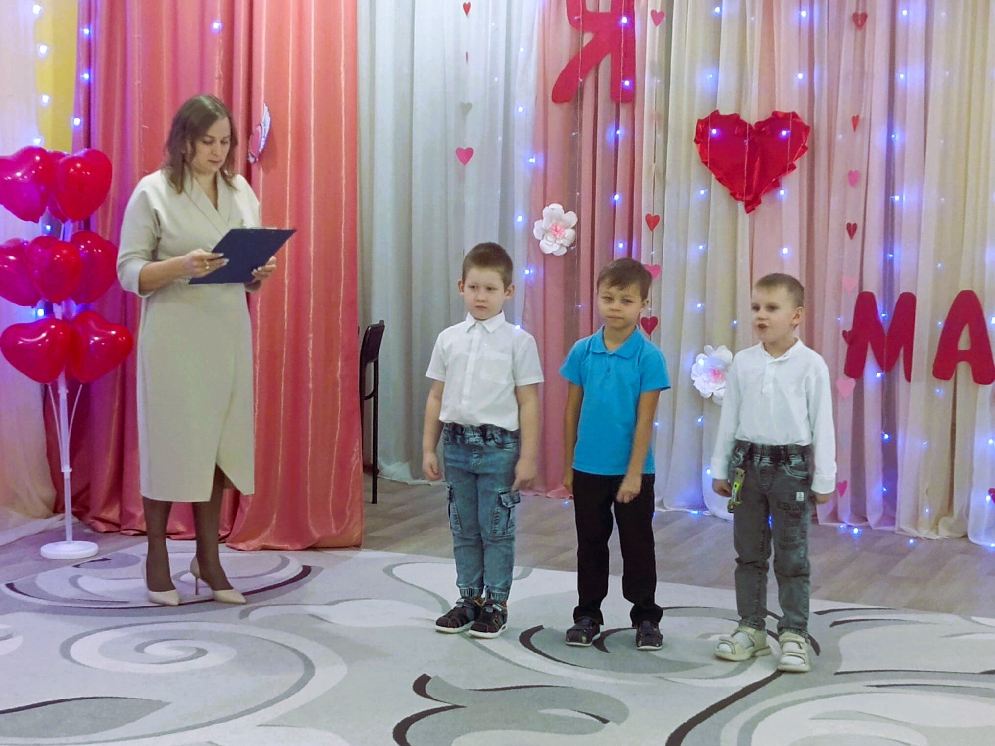 Среди многочисленных праздников, отмечаемых в нашей стране, День Матери занимает особое место Среди многочисленных праздников, отмечаемых в нашей стране, День Матери занимает особое место