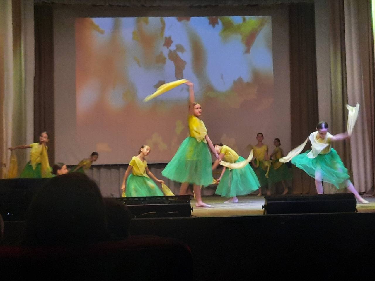 В преддверии Дня матери во дворце культуры поселка Белые Брега состоялся праздничный концерт «Мир начинается с мамы» В преддверии Дня матери во дворце культуры поселка Белые Брега состоялся праздничный концерт «Мир начинается с мамы»