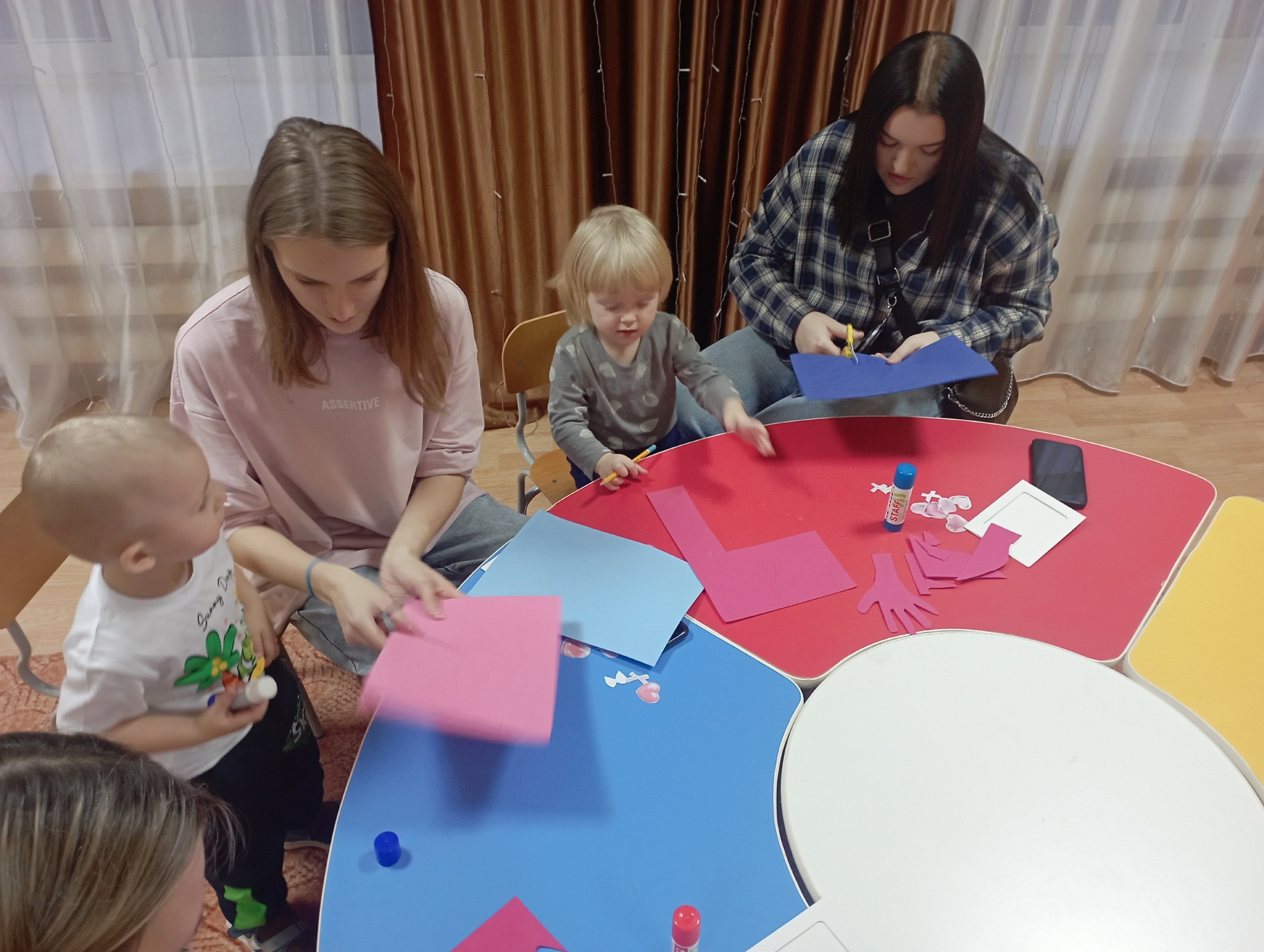 В преддверии Дня Матери в детском саду № 26 «Ласточка» была организована неделя совместного творчества «Мастерская счастья», целью которой стало укрепление связи между детьми и их матерями, а также развитие творческих... В преддверии Дня Матери в детском саду № 26 «Ласточка» была организована неделя совместного творчества «Мастерская счастья», целью которой стало укрепление связи между детьми и их матерями, а также развитие творческих...